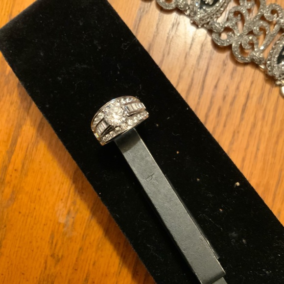 NWOT Solitaire Engagement Ring w/ CZs Sz 6.75 - JTV - Sterling Silver - Picture 8 of 11